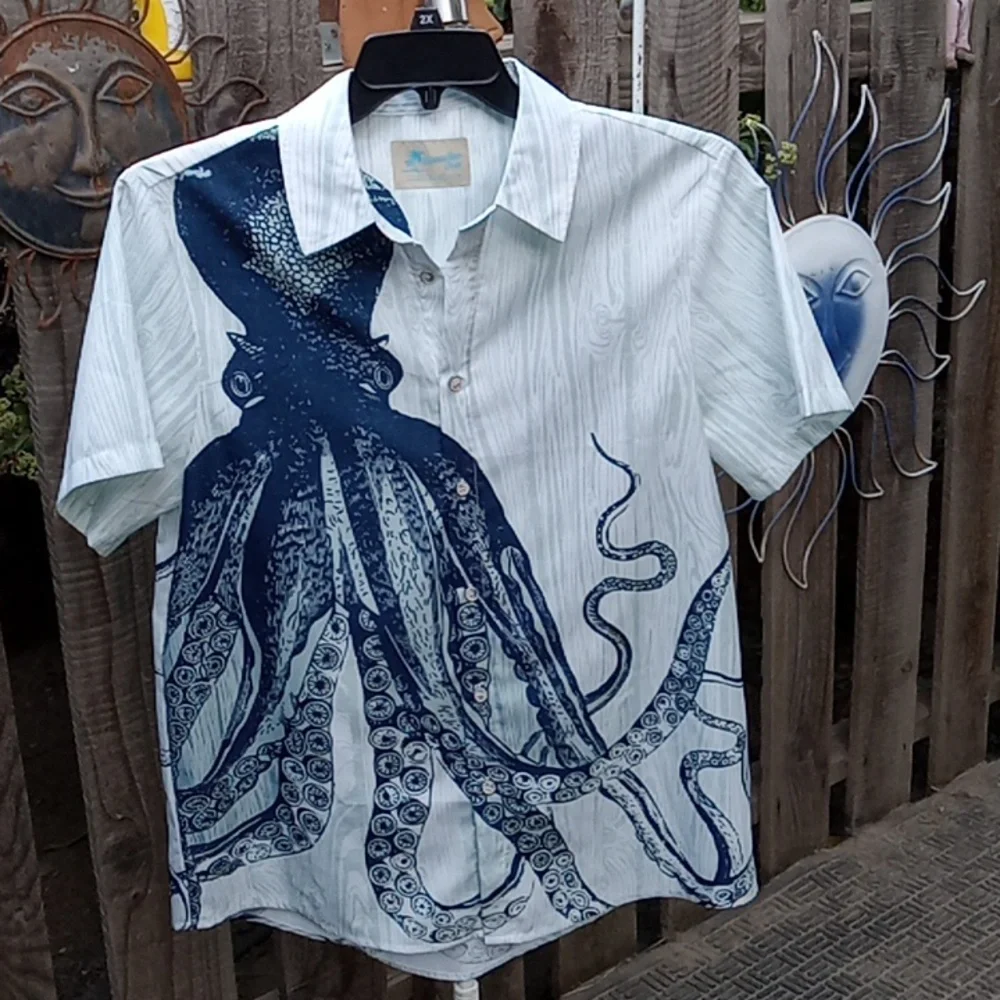 Men's Hawaiian shirt, very good condition. Size medium. Some stretch.